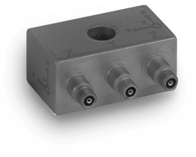 Accéléromètre triaxial miniature (8 g.), sortie mode de charge, montage métrique • Sensibilité : (±...