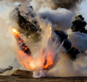 Explosion de projectile militaire en champ libre