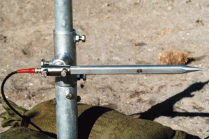 Sonde de pression champ libre installée dans un terrain de test militaire